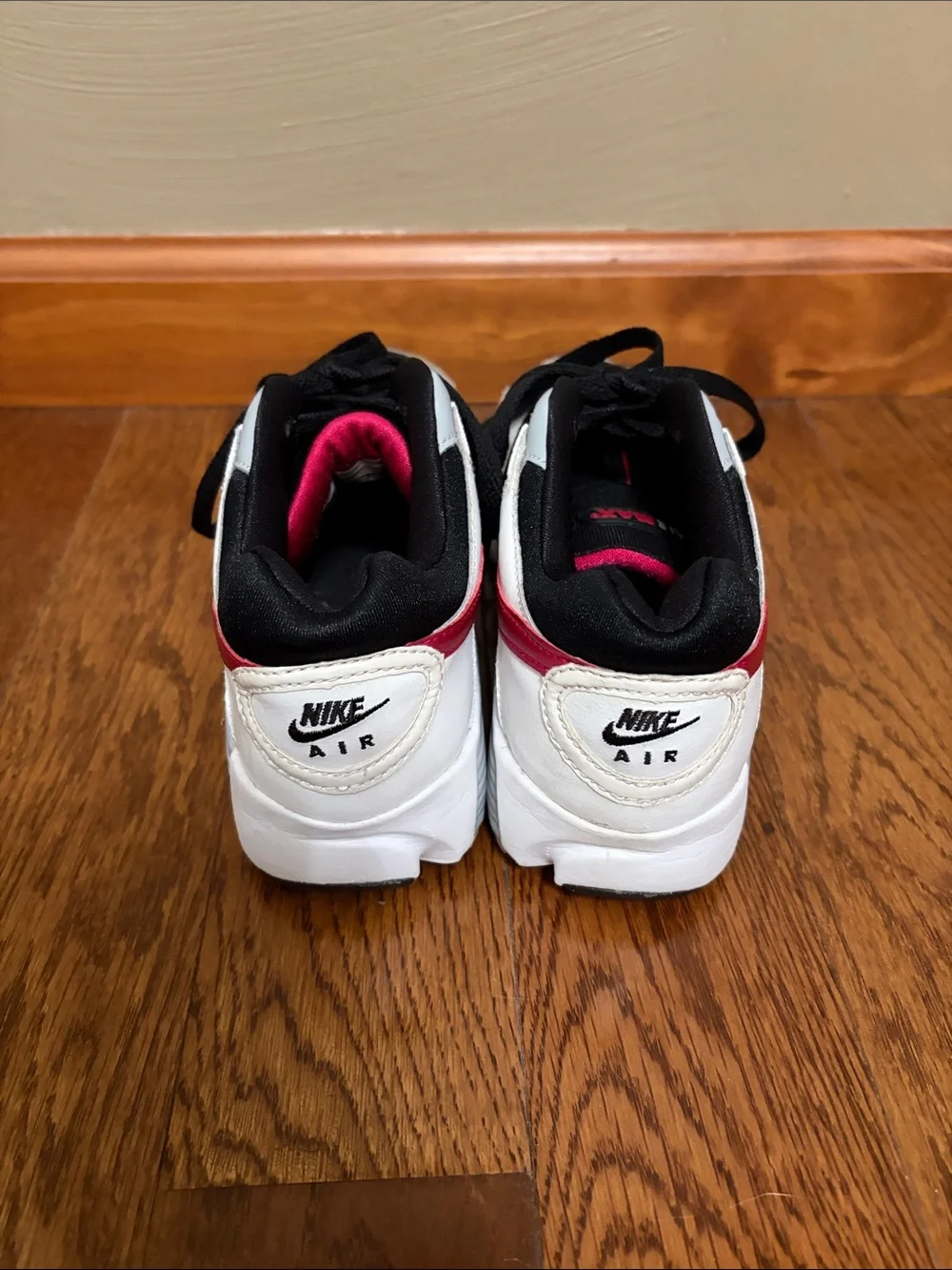 Nike White, Black, Pink & Grey Low-Top Athletic Sneakers (women’s 6.5)
